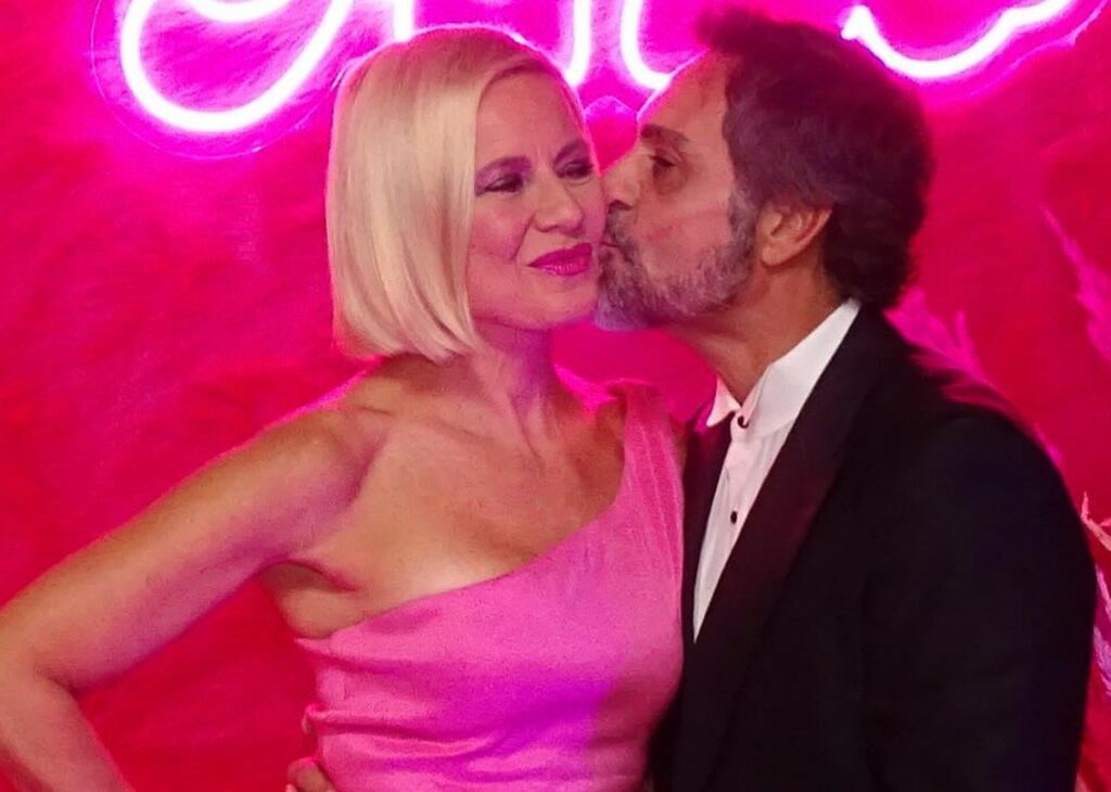 Antonella Elia festeggia 60 anni con un party a tema Barbie e tante amiche vip, ecco chi c'era: foto