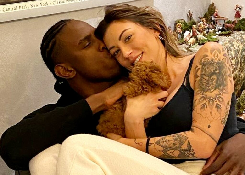 Enock Barwuah rivela lo strano modo in cui ha scoperto che la moglie Giorgia era incinta: ''Trovo un bigliettino e…'' Enock Barwuah rivela lo strano modo in cui ha scoperto che la moglie Giorgia era incinta: ''Trovo un bigliettino e…''