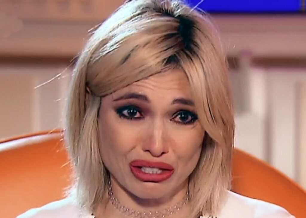 ''Devo essere trattata come un fiore'': Carlotta Mantovan, vedova di Frizzi, ha un crollo emotivo per i giudizi a 'Ballando con le Stelle' ''Devo essere trattata come un fiore'': Carlotta Mantovan, vedova di Frizzi, ha un crollo emotivo per i giudizi a 'Ballando con le Stelle'