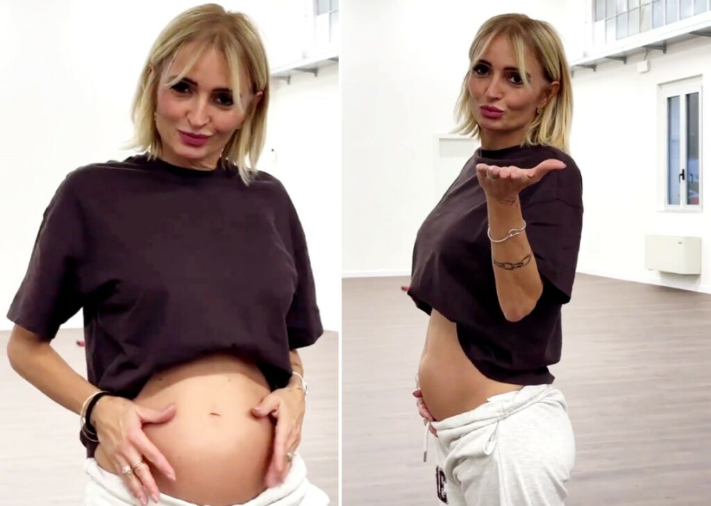 Veronica Peparini incinta di due gemelli al gender reveal con gli amici a Roma mostra il pancione di 5 mesi: guarda Veronica Peparini incinta di due gemelli al gender reveal con gli amici a Roma mostra il pancione di 5 mesi: guarda