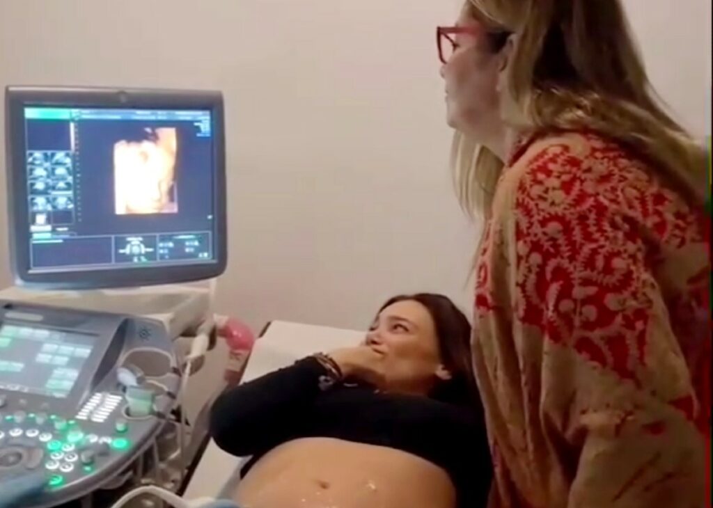 Romina Carrisi vede i lineamenti del figlio che porta in grembo insieme a mamma Romina Power: emozione immensa