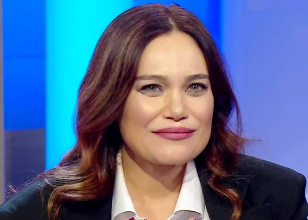 ''Mi stai sfrattando mentre sono incinta?'': Romina Carrisi rivela l'assurdo modo in cui ha detto alla madre che aspetta un figlio ''Mi stai sfrattando mentre sono incinta?'': Romina Carrisi rivela l'assurdo modo in cui ha detto alla madre che aspetta un figlio