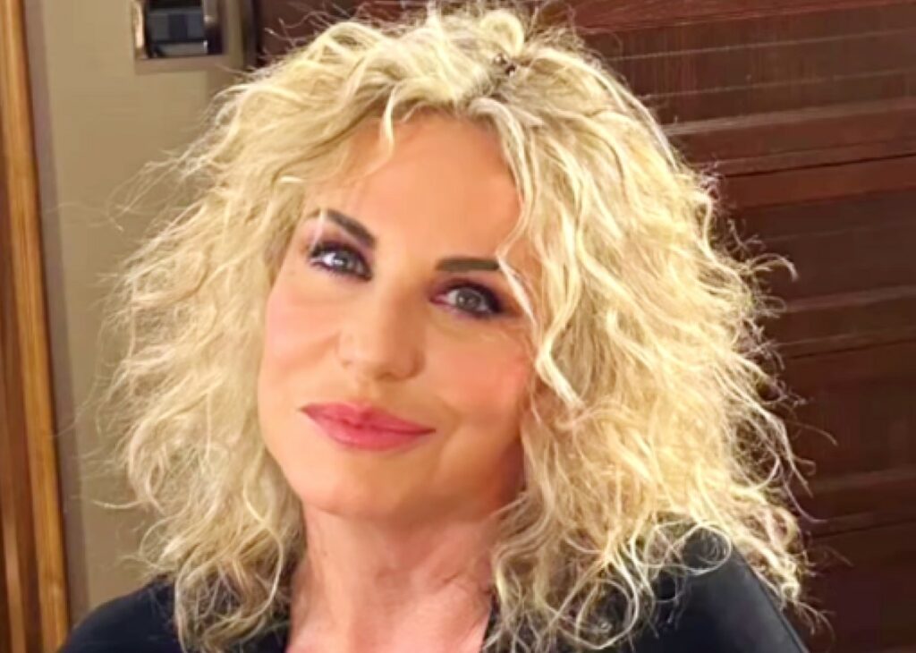 ''Meglio la blefaroplastica dei filler'': Antonella Clerici parla di ritocchi estetici a pochi giorni dal 60esimo compleanno