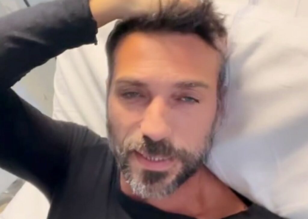 ''Non dormire per un mese è veramente pesante'': Costantino Vitagliano ancora in ospedale, spiega cosa gli sta succedendo