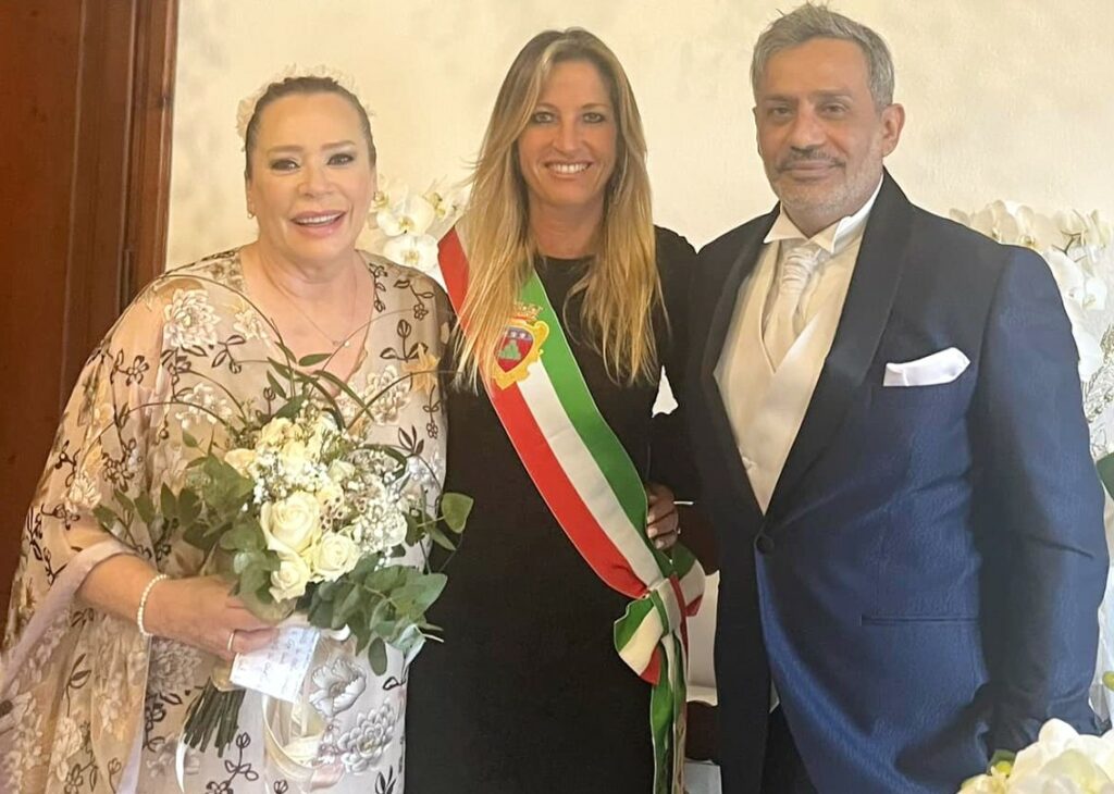L'attrice Barbara De Rossi a 63 anni si è sposata per la terza volta con un uomo che ha 11 anni meno di lei: foto