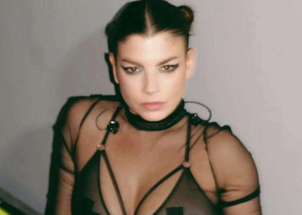 ''I maschi mostrano i capezzoli, i nostri vengono censurati'': Emma difende Elodie e la libertà di mostrarsi senza veli ''I maschi mostrano i capezzoli, i nostri vengono censurati'': Emma difende Elodie e la libertà di mostrarsi senza veli