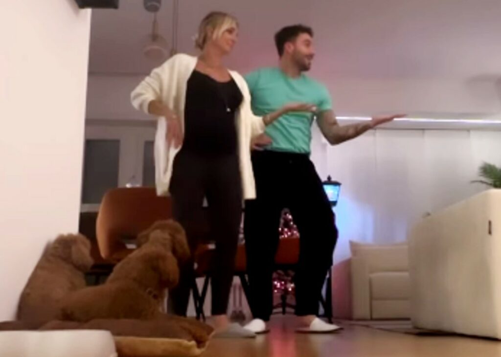 Passato il grande spavento per le gemelline, Veronica Peparini torna a divertirsi e ballare al sesto mese di gravidanza con Andreas Muller