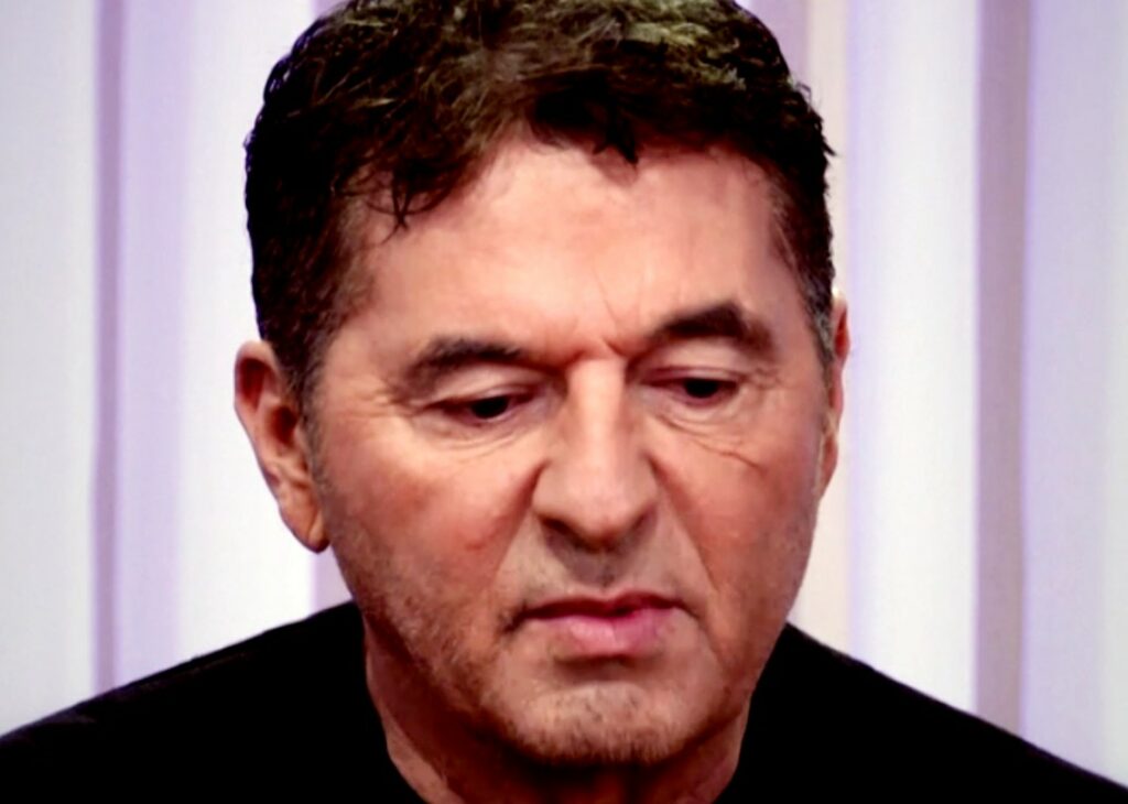 ''Ho passato l'inferno'': Teo Mammucari rivela che sua madre lo abbandonò in un collegio a soli 4 anni ''Ho passato l'inferno'': Teo Mammucari rivela che sua madre lo abbandonò in un collegio a soli 4 anni