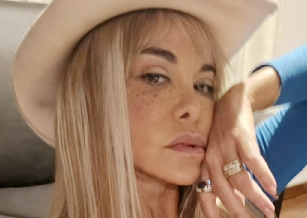 ''I miei genitori mi hanno fatto rifare il naso, non c'era bisogno'': Vera Gemma confessa che i suoi erano ossessionati dalla bellezza ''I miei genitori mi hanno fatto rifare il naso, non c'era bisogno'': Vera Gemma confessa che i suoi erano ossessionati dalla bellezza