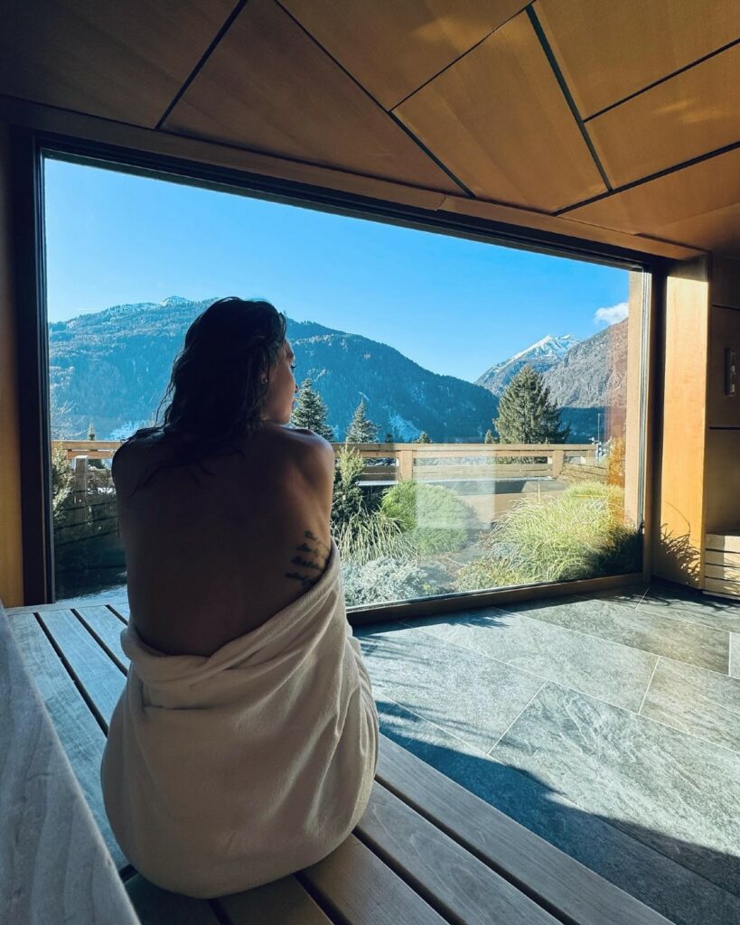 Anna Tatangelo e il fidanzato modello con 10 anni in meno bollenti durante  la vacanza in montagna: guarda - Gossip.it | News sul Gossip e VIP