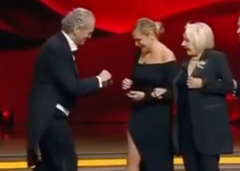 Simona Ventura riceve la proposta di matrimonio con anello in diretta tv a 'Ballando' davanti ai genitori