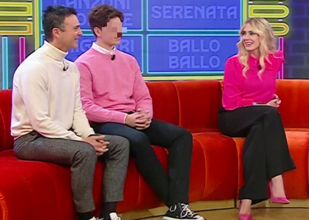 Brigitta Boccoli e Stefano Orfei per la prima volta col figlio 15enne Manfredi in tv: guarda