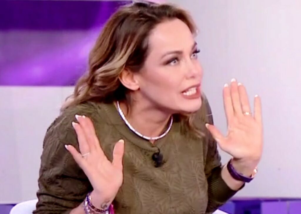 Sonia Bruganelli parla in tv del gossip con Antonino Spinalbese: ''Belen era gelosa e mi ha fatto una telefonata'' Sonia Bruganelli parla in tv del gossip con Antonino Spinalbese: ''Belen era gelosa e mi ha fatto una telefonata''