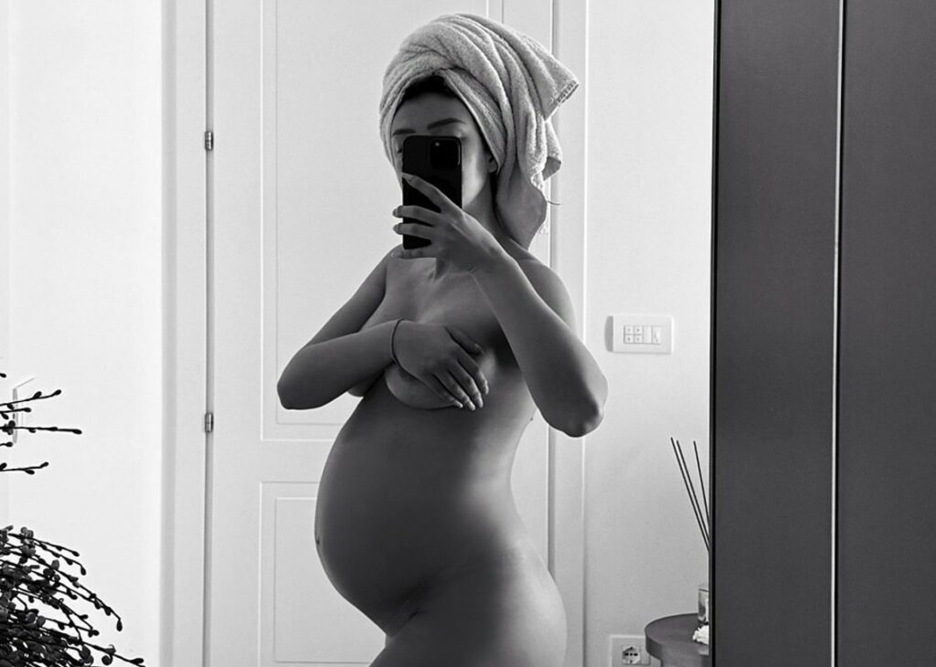 Andrea Cerioli fa una dolce dedica d'amore alla compagna incinta per il quinto anniversario, lei mostra il pancione: foto