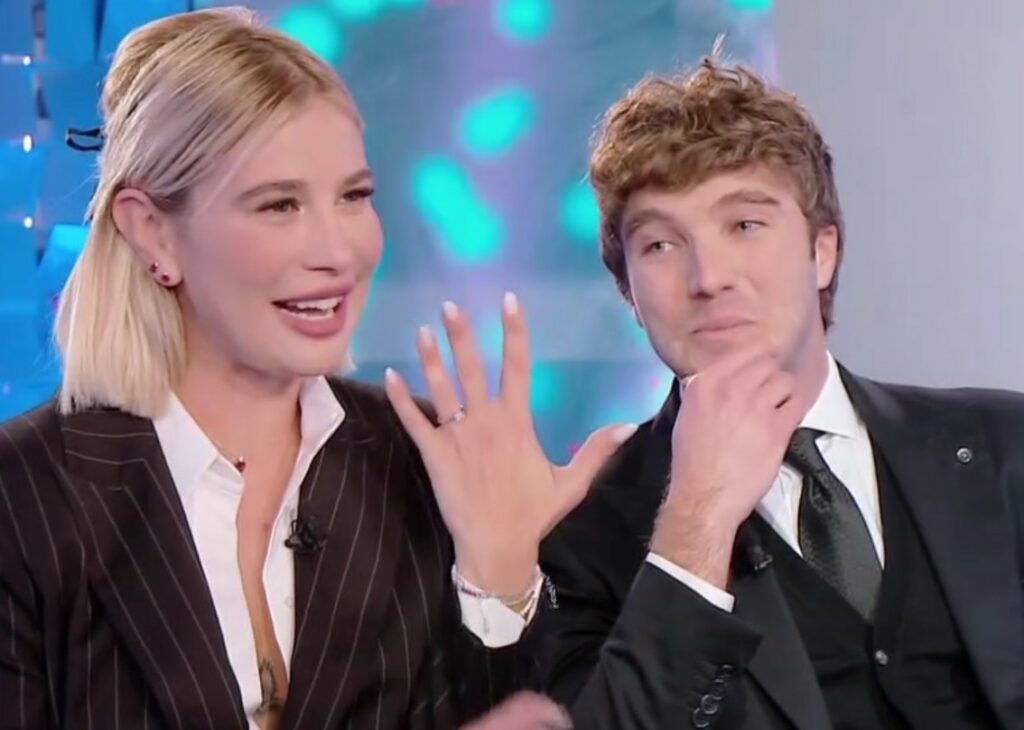 Clizia Incorvaia racconta in tv la proposta di nozze di Paolo Ciavarro: ''Il 31 dicembre, il piccolo Gabriele mi ha portato l’anello'' Clizia Incorvaia racconta in tv la proposta di nozze di Paolo Ciavarro: ''Il 31 dicembre, il piccolo Gabriele mi ha portato l’anello''