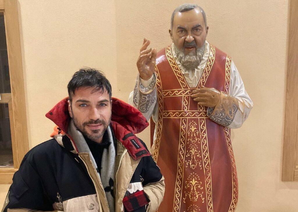 Costantino Vitagliano colpito da una rara malattia autoimmune va a San Giovanni Rotondo nel Santuario di Padre Pio: foto Costantino Vitagliano colpito da una rara malattia autoimmune va a San Giovanni Rotondo nel Santuario di Padre Pio: foto