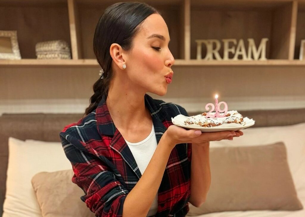 Paola Di Benedetto spegne la candelina di compleanno da sola e annuncia di essere tornata single: ''Con Raoul è finita'' Paola Di Benedetto spegne la candelina di compleanno da sola e annuncia di essere tornata single: ''Con Raoul è finita''