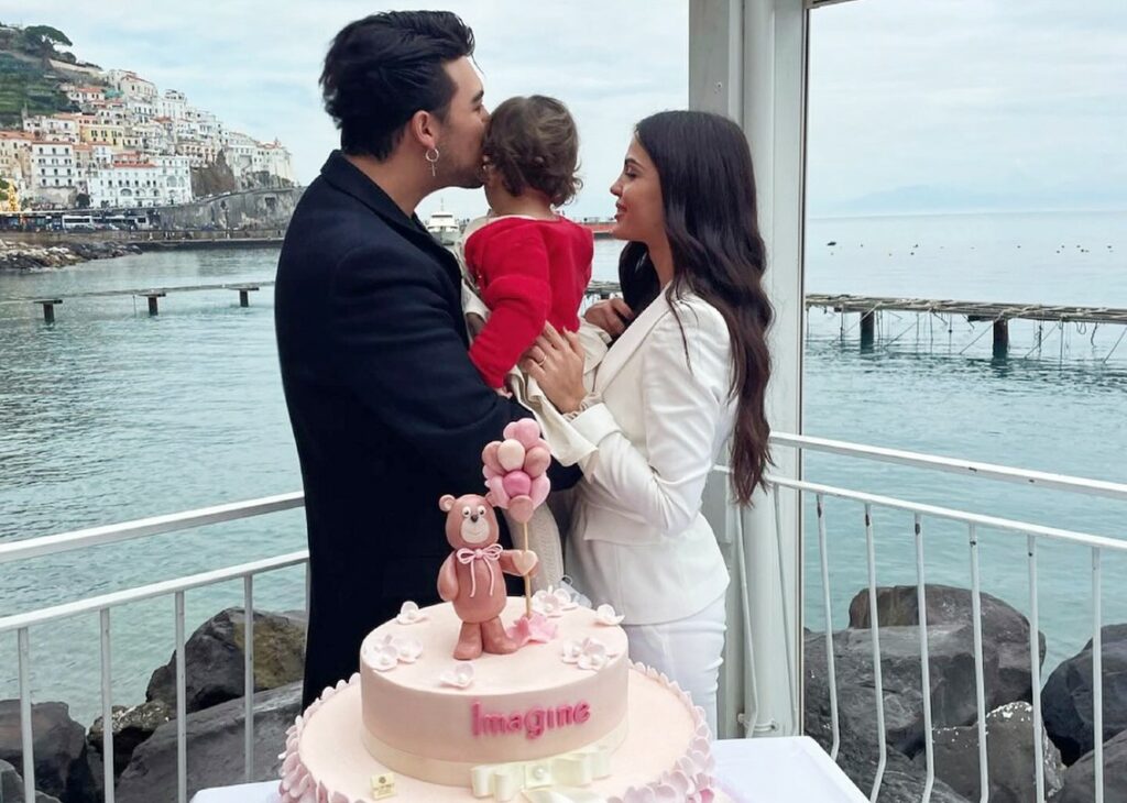 Il cantante Stash dei The Kolors e la compagna Giulia Belmonte battezzano la figlia Imagine ad Amalfi in pieno inverno: foto