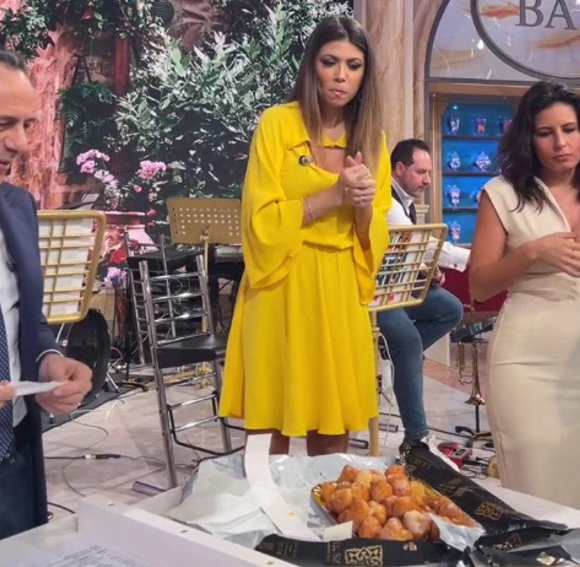 Flora Canto festeggia 41 anni insieme alla mamma di Enrico Brignano Flora Canto festeggia 41 anni insieme alla mamma di Enrico Brignano