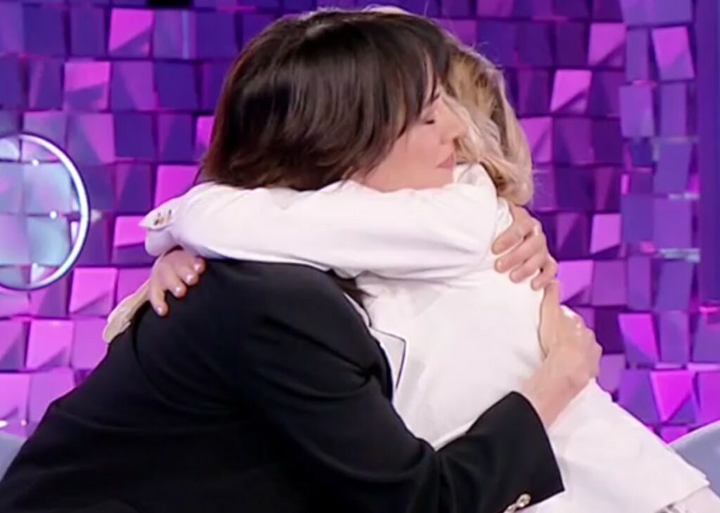 Asia Argento chiede perdono alla sorella Fiore in tv e si emoziona prima di stringerla a sé: ecco cos'ha detto