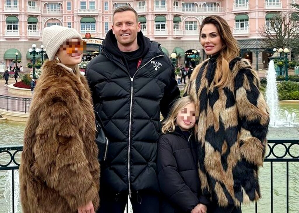 Ilary Blasi e il fidanzato Bastian a Disneyland Paris con le figlie della conduttrice: la foto a quattro con Chanel e Isabel Ilary Blasi e il fidanzato Bastian a Disneyland Paris con le figlie della conduttrice: la foto a quattro con Chanel e Isabel