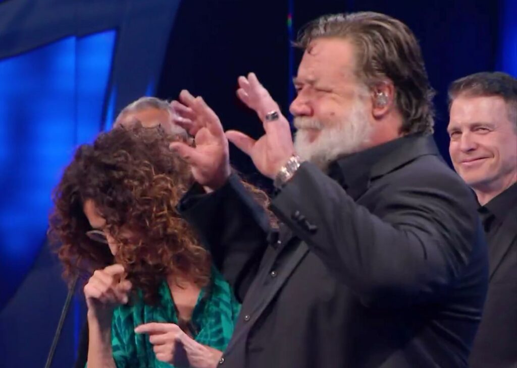 Russell Crowe sul palco di Sanremo prende in giro John Travolta, Amadeus, Mannino e gli altri non riescono a smettere di ridere Russell Crowe sul palco di Sanremo prende in giro John Travolta, Amadeus, Mannino e gli altri non riescono a smettere di ridere