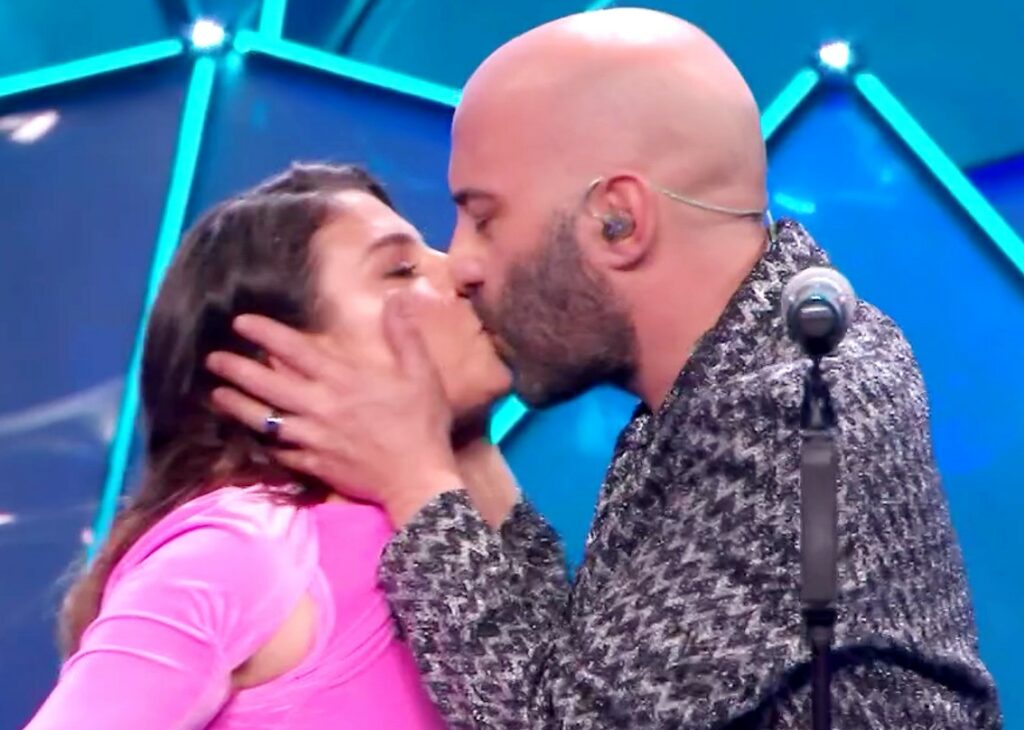 Emma e Giuliano Sangiorgi si baciano in bocca durante la diretta di Sanremo: il motivo del gesto dei due pugliesi