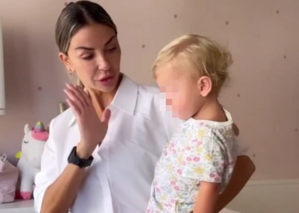 ''Mi sono fidata di un pediatra che si è rubata soldi'': figlia di 1 anno e 8 mesi ricoverata, l'ex ballerina di Amici Sabrina Ghio accusa il medico ''Mi sono fidata di un pediatra che si è rubata soldi'': figlia di 1 anno e 8 mesi ricoverata, l'ex ballerina di Amici Sabrina Ghio accusa il medico