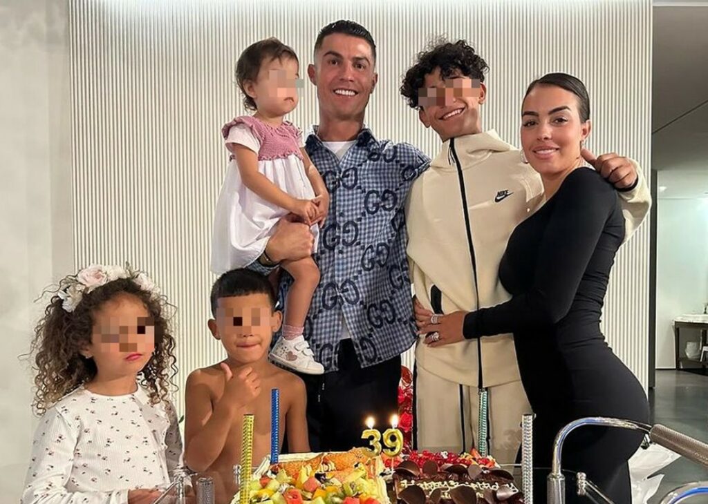 Cristiano Ronaldo sceglie festeggiamenti intimi e semplici per il suo ultimo compleanno da trentenne: guarda Cristiano Ronaldo sceglie festeggiamenti intimi e semplici per il suo ultimo compleanno da trentenne: guarda