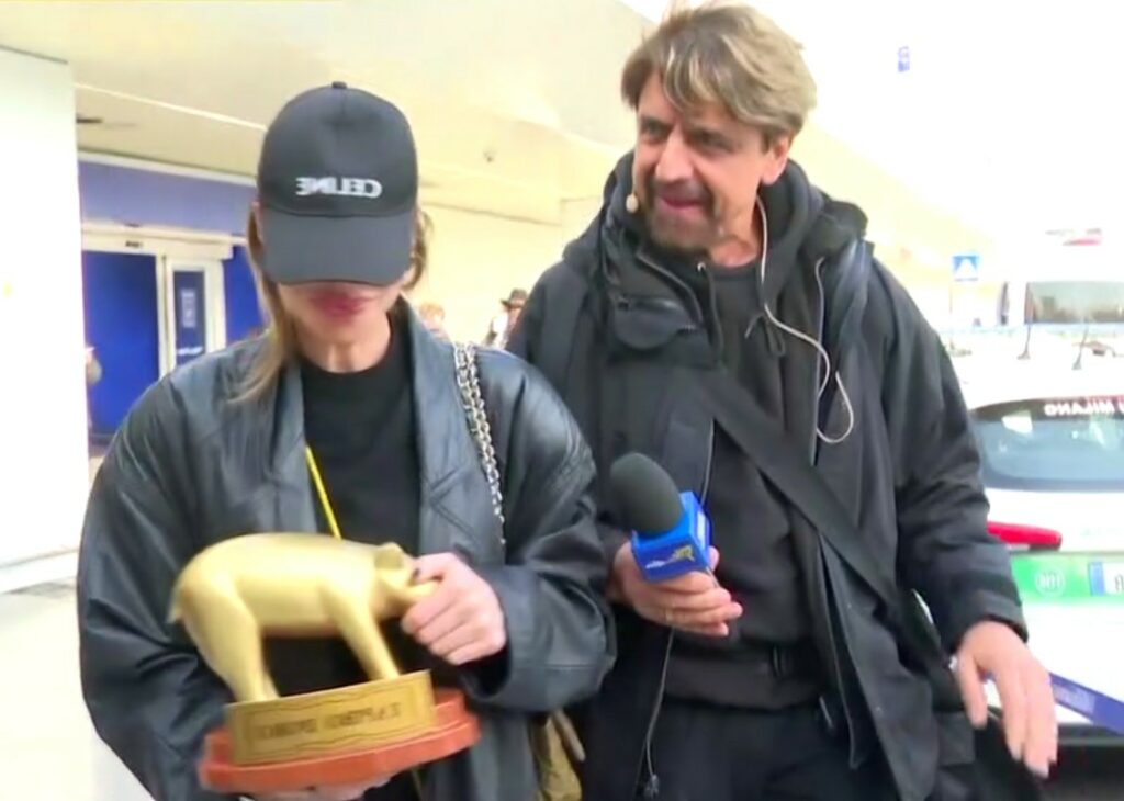 Valerio Staffelli consegna il Tapiro a Ilary Blasi per l'intervista del presunto amante Cristiano Iovino: immagini e cosa ha detto