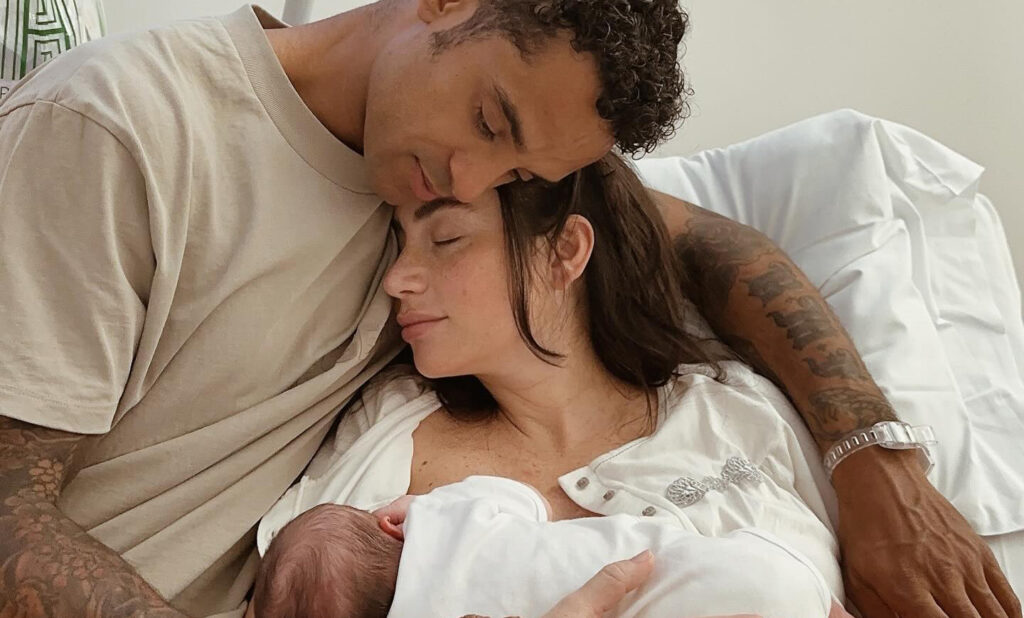 Lo sportivo Andrew Howe diventa papà a 38 anni: il tenero scatto e il nome tradizionalissimo scelto per la bimba Lo sportivo Andrew Howe diventa papà a 38 anni: il tenero scatto e il nome tradizionalissimo scelto per la bimba