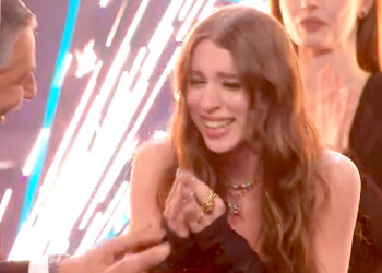 Angelina Mango incredula dopo la vittoria a Sanremo: lacrime e gioia sul palco con Amadeus e Fiorello