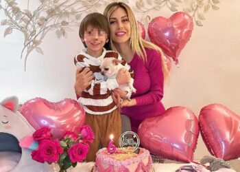 Paola Caruso festeggia i 6 anni della sua cagnolina Chanel con tanto di torta e fiori