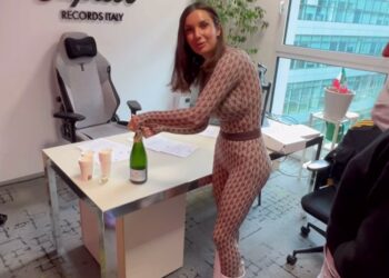 Elettra Lamborghini festeggia il nuovo contratto stappando champagne