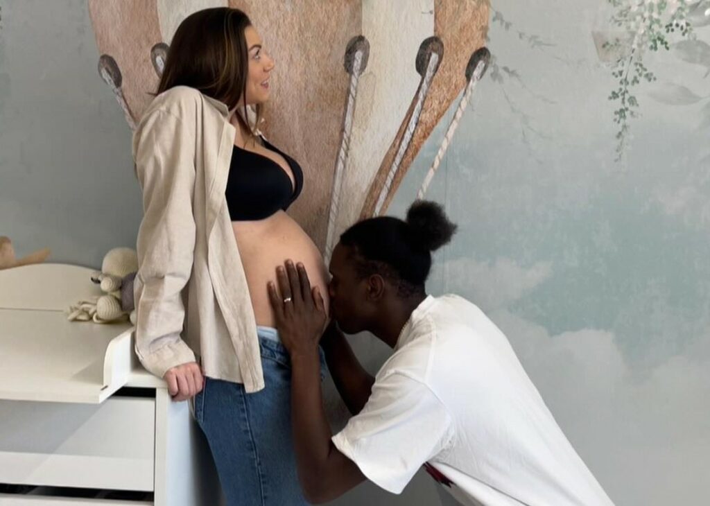 L'ex gieffino Enock Barwuah, fratello di Balotelli, rivela il nome scelto per il figlio che sta per nascere: ecco come si chiamerà L'ex gieffino Enock Barwuah, fratello di Balotelli, rivela il nome scelto per il figlio che sta per nascere: ecco come si chiamerà