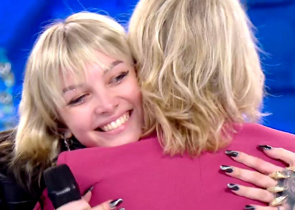 ''Lasciatela stare, poverina'': Mew torna ad 'Amici' dopo aver abbandonato il talent, l'accoglienza dei fan e le parole della De Filippi