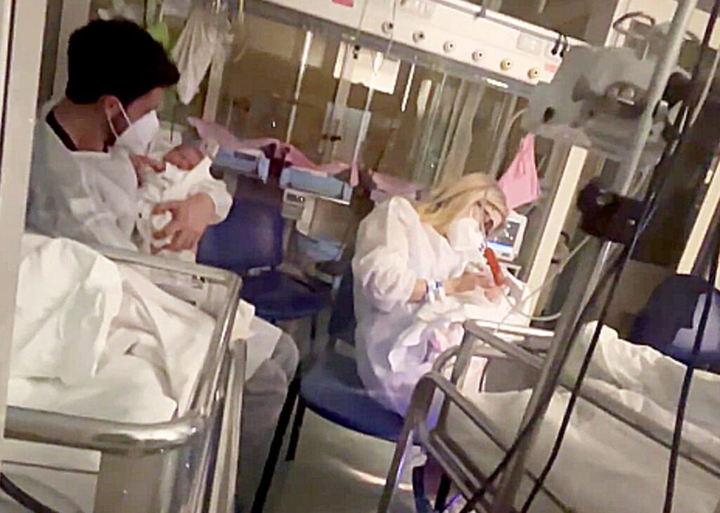 Le gemelle neonate di Veronica Peparini e Andreas Muller ancora in terapia intensiva, i neo genitori le cullano e nutrono: le tenere immagini