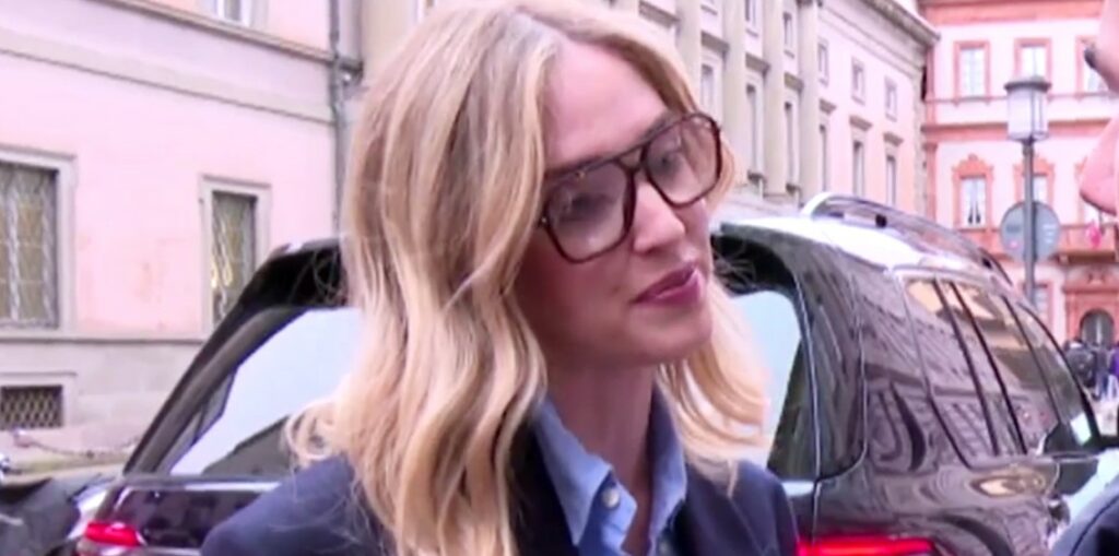 ''Anche io voglio il cornino!'': Chiara Ferragni parla con l'inviato di Pomeriggio 5 e si lamenta della disparità di trattamento con Fedez