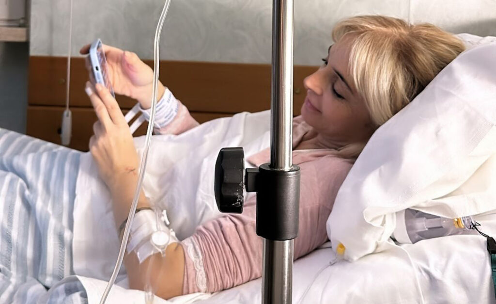 ''Ho visto tutto il cesareo, Veronica è un supereroe'': Andreas Muller pubblica la prima foto della Peparini dopo il parto gemellare a 53 anni ''Ho visto tutto il cesareo, Veronica è un supereroe'': Andreas Muller pubblica la prima foto della Peparini dopo il parto gemellare a 53 anni