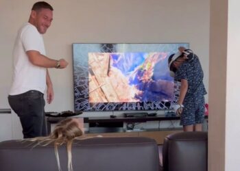 Francesco Totti si diverte come un pazzo con la figlia Isabel e il figlio della compagna Noemi Bocchi