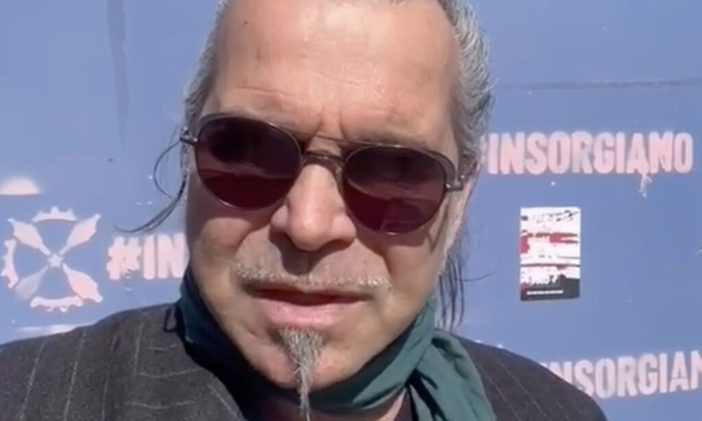 ''Ho perso i sensi, sono cascato a terra'': Piero Pelù dei Litfiba rivela che il danno è irreversibile ''Ho perso i sensi, sono cascato a terra'': Piero Pelù dei Litfiba rivela che il danno è irreversibile