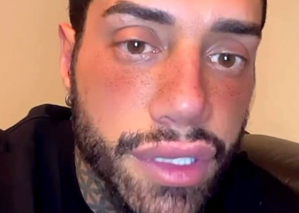 ''So che sarò sommerso di critiche'': Francesco Chiofalo annuncia nuovo intervento di chirurgia estetica, ecco cosa farà ''So che sarò sommerso di critiche'': Francesco Chiofalo annuncia nuovo intervento di chirurgia estetica, ecco cosa farà