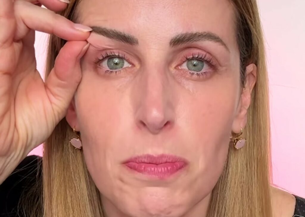 ''Fatela finita'': Selvaggia Lucarelli commenta l’annuncio della blefaroplastica di Clio MakeUp