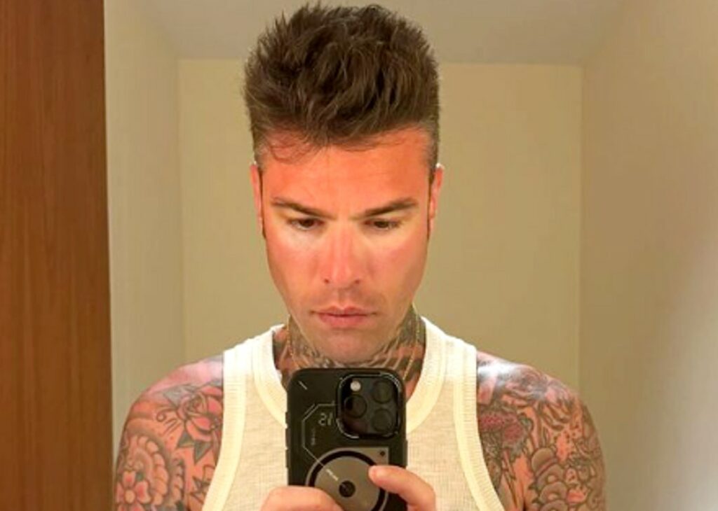 ''Sembro un istruttore di sci'': Fedez in vacanza a Miami si brucia la pelle dimenticando di mettere la crema solare, lo scatto