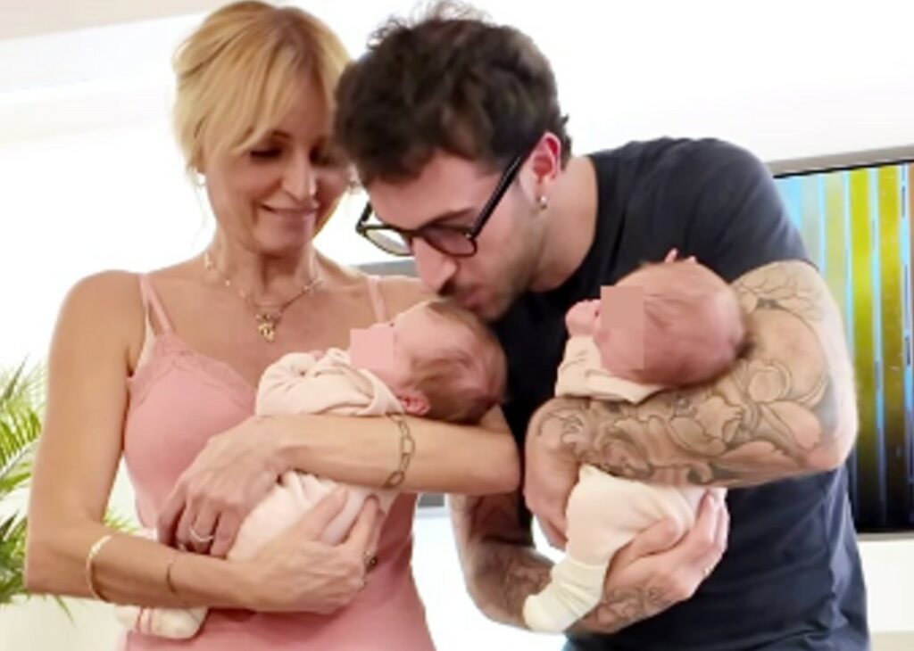 ''Oggi un mese dalla vostra nascita'': Veronica Peparini e Andreas Muller si mostrano nel salotto di casa con le gemelline Ginevra e Penelope ''Oggi un mese dalla vostra nascita'': Veronica Peparini e Andreas Muller si mostrano nel salotto di casa con le gemelline Ginevra e Penelope