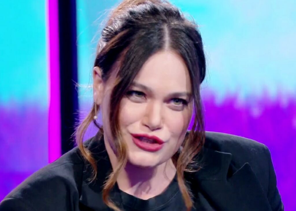 ''Axel Lupo mi ha staccato la testa'': a meno di tre mesi dal parto Romina Carrisi torna per la prima volta in uno studio tv e parla del figlio ''Axel Lupo mi ha staccato la testa'': a meno di tre mesi dal parto Romina Carrisi torna per la prima volta in uno studio tv e parla del figlio