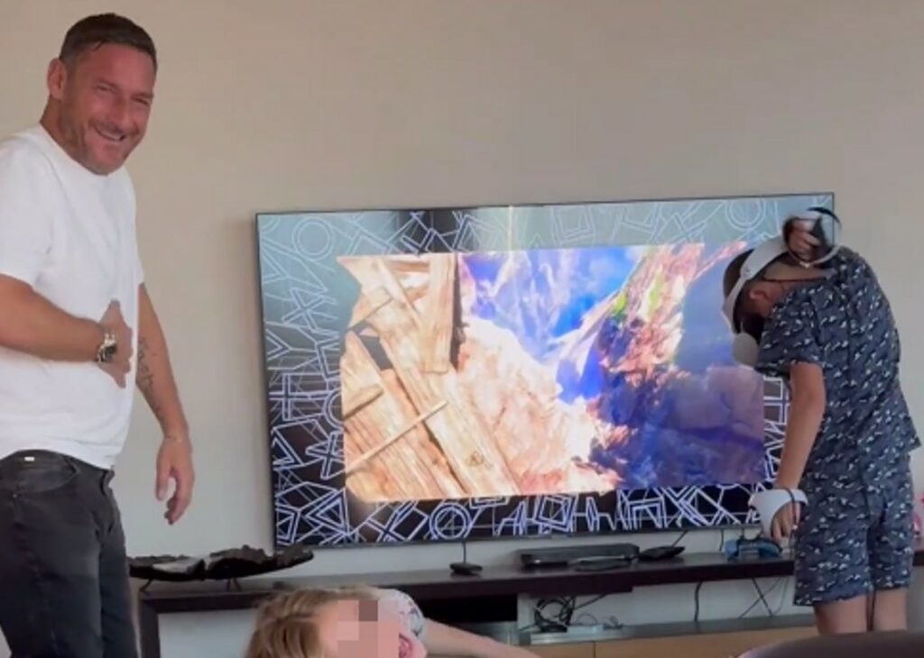 Francesco Totti si diverte a giocare a casa con la figlia Isabel e il bambino della sua compagna Noemi Bocchi: guarda