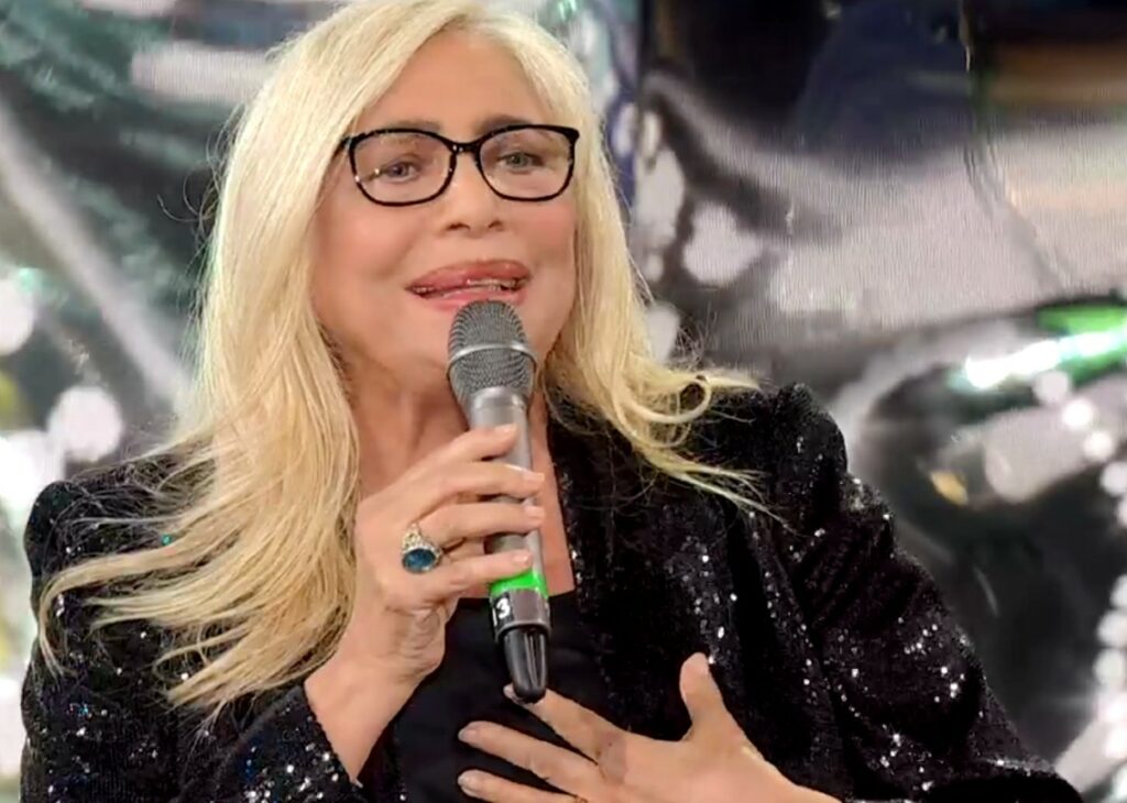 ''Usavo i reggiseni delle suore'': Mara Venier rivela che cercava di comprimere la sua sesta di seno con biancheria da religiosa ''Usavo i reggiseni delle suore'': Mara Venier rivela che cercava di comprimere la sua sesta di seno con biancheria da religiosa