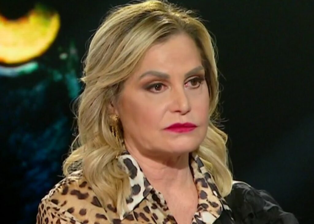 ''Non mi guardo mai allo specchio, non mi piaccio'': Simona Ventura parla di chirurgia estetica e rivela di quale intervento si è pentita