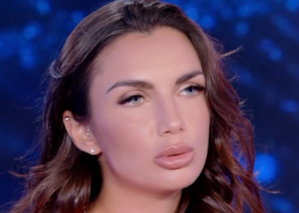 Elettra Lamborghini spiega perché, pur potendo avere figli, preferirebbe adottarne uno: le sue parole in tv Elettra Lamborghini spiega perché, pur potendo avere figli, preferirebbe adottarne uno: le sue parole in tv